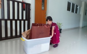 Wajah hepinya mendorong box berisi kado-kado untuk disimpan di mobil... LOL.