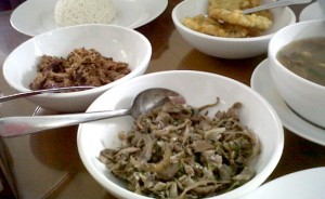Ini menu Lunch tadi... Masakan Manado... :)
