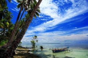 Ini bukan foto pantai di dekat rumah, tp satu pantailah di Biak. Saya pinjam gambar ini dari beingindonesian.tumblr.com