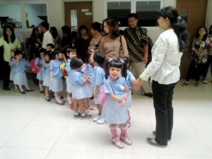 Hari pertama sekolah, berbaris dulu sebelum masuk kelas (foto dikirim via MMS dr nanny-nya)
