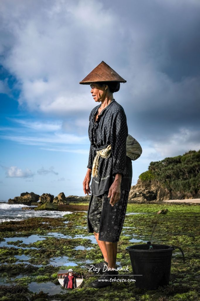 foto human interest ibu pencari kerang
