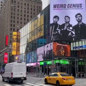 Poster Weird Genius di Time Square New York
