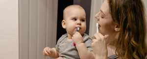 kebiasan harian untuk merawat gigi bayi