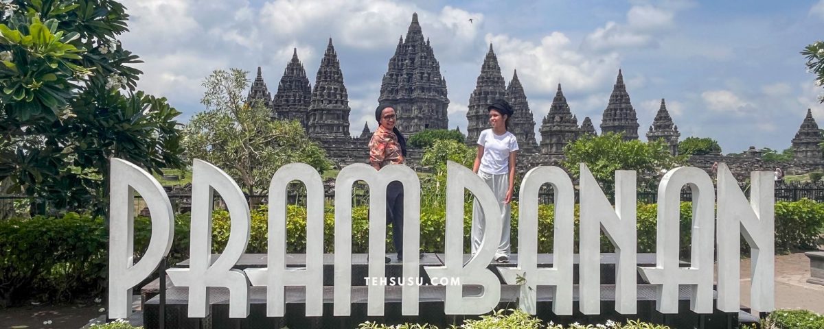 family traveling ke candi prambanan