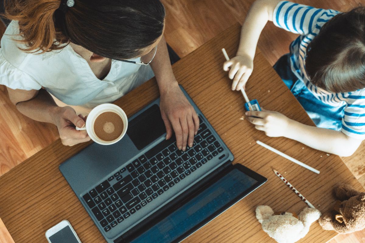 rutinitas pagi freelancer wanita