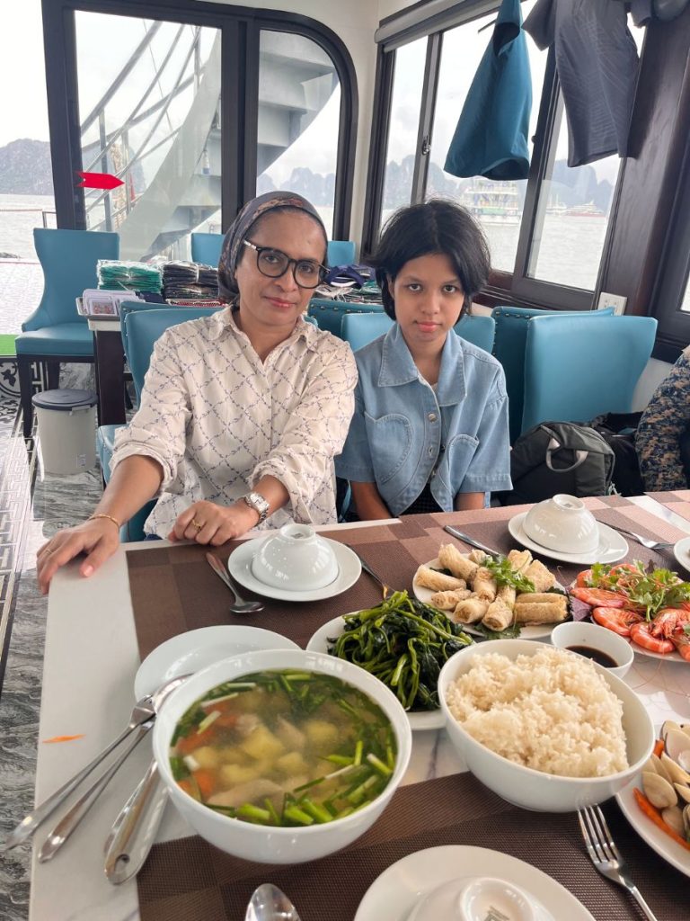 lunch at cruise ha long bay