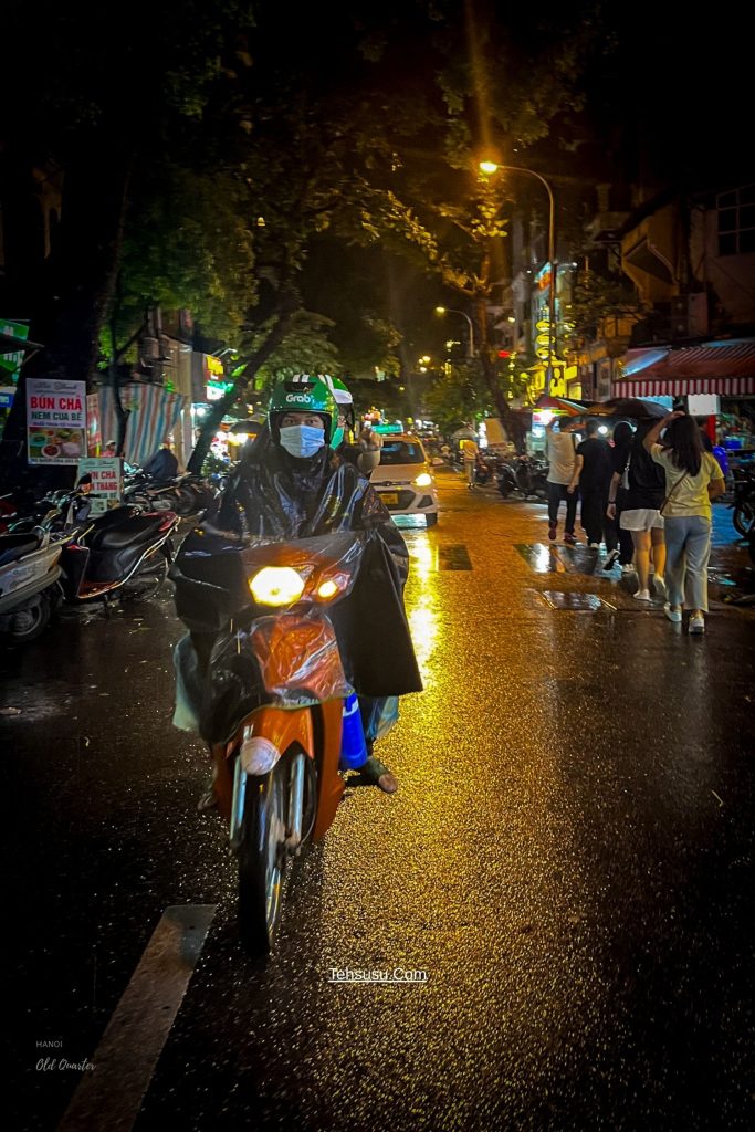menikmati malam di Old Quarter Hanoi
