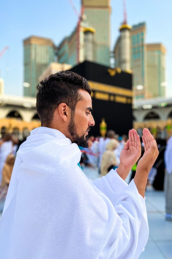 Berdoa di depan Ka'bah saat pergi umroh