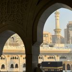 Jemaah sedang melakukan tawaf saat pergi umroh di Masjidil Haram