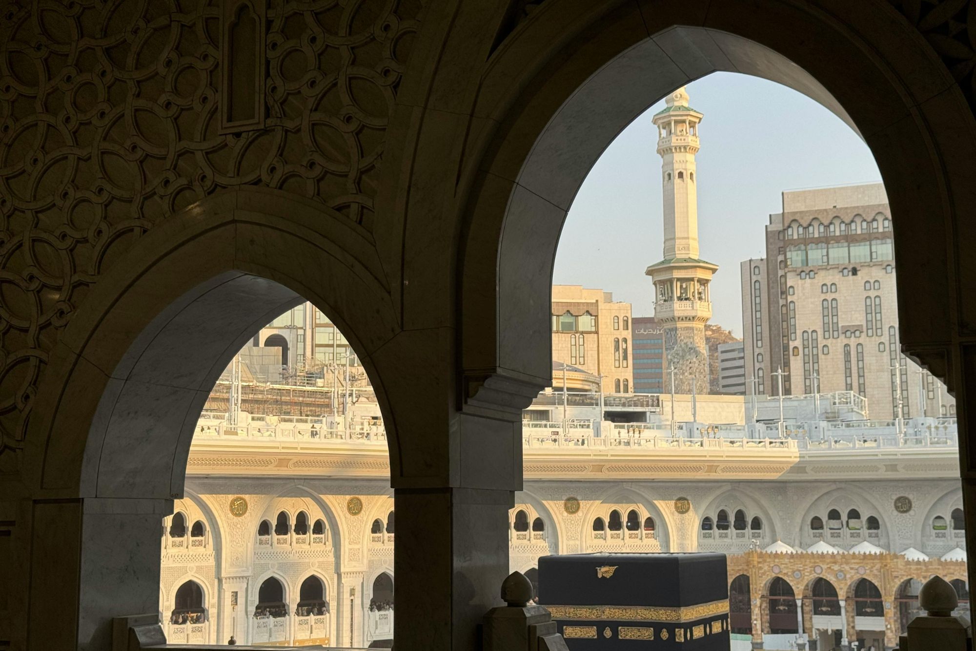 Jemaah sedang melakukan tawaf saat pergi umroh di Masjidil Haram
